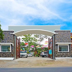 Super Oyo 91568 Trisna Srabah Resort Homestay & Resto